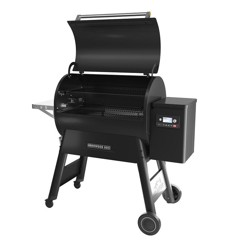 Traeger Ironwood D2 885 pelletsgrill har WiFIRE-teknologi, et åpent lokk, et kontrollpanel, en sidehylle og slitesterke hjulben.