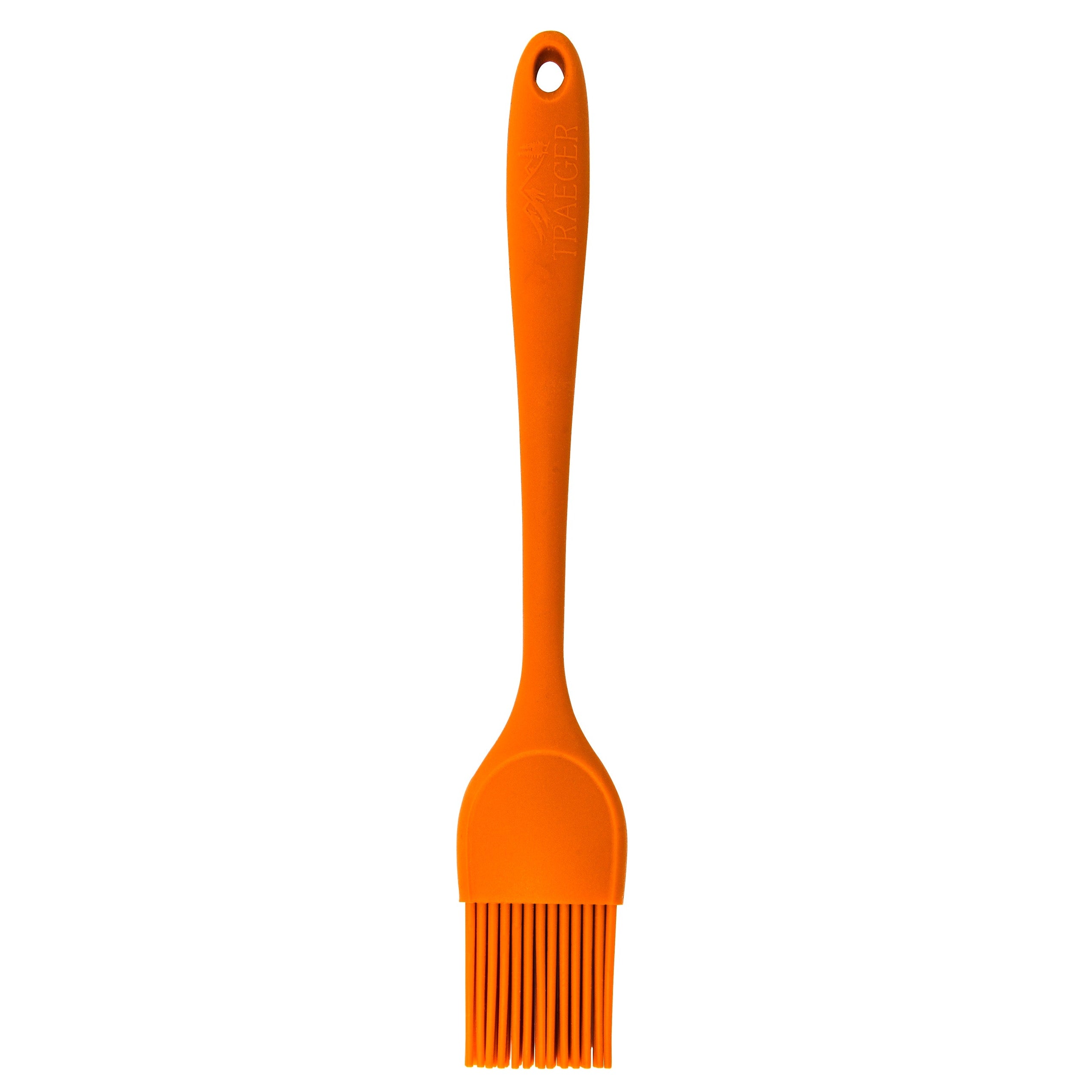 En oransje Traeger Silicone Basting Brush - matpensel med et langt håndtak og et hull i toppen for oppheng.