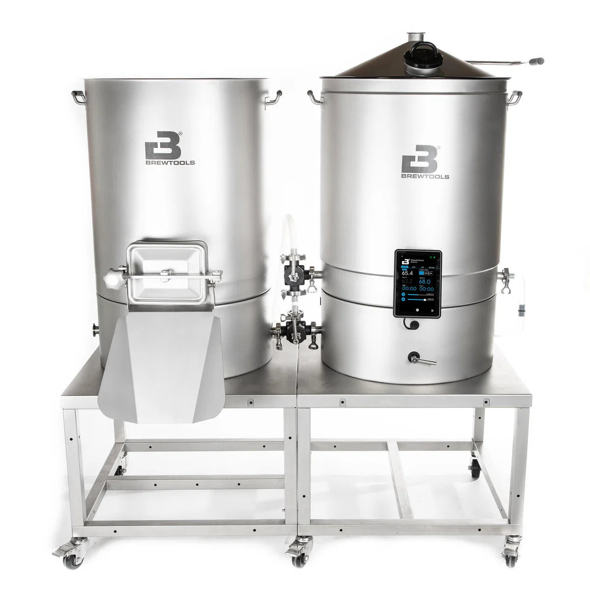 To store bryggemaskintanker av rustfritt stål, av typen Brewtools B180 Brewing System 2x230V 6,6 kW, står plassert på et metallbord, forbundet med rør og ventiler, med et digitalt kontrollpanel på den høyre tanken – et ideelt bryggesystem for hjemmebryggere som ønsker profesjonell kvalitet.