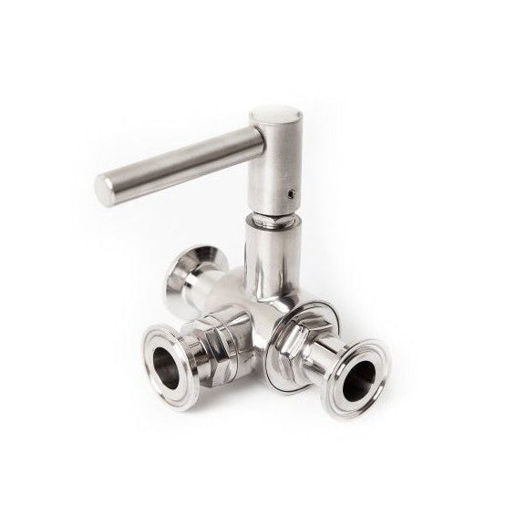 En Brewtools Treveis kuleventil, 34mm Tri-Clamp, laget av rustfritt stål med ettgreps håndtak, designet for rørleggertilkoblinger.
