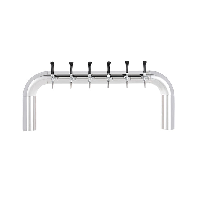 Lindr Cold Bridge U6 tappetårn med seks kraner med svarte håndtak, vist forfra mot hvit bakgrunn. Dette tappetårnet er laget av rustfritt stål og utviklet for optimal ytelse, og er utstyrt med Cold Bridge-kjøling som sørger for at hver eneste skjenking holdes perfekt avkjølt.