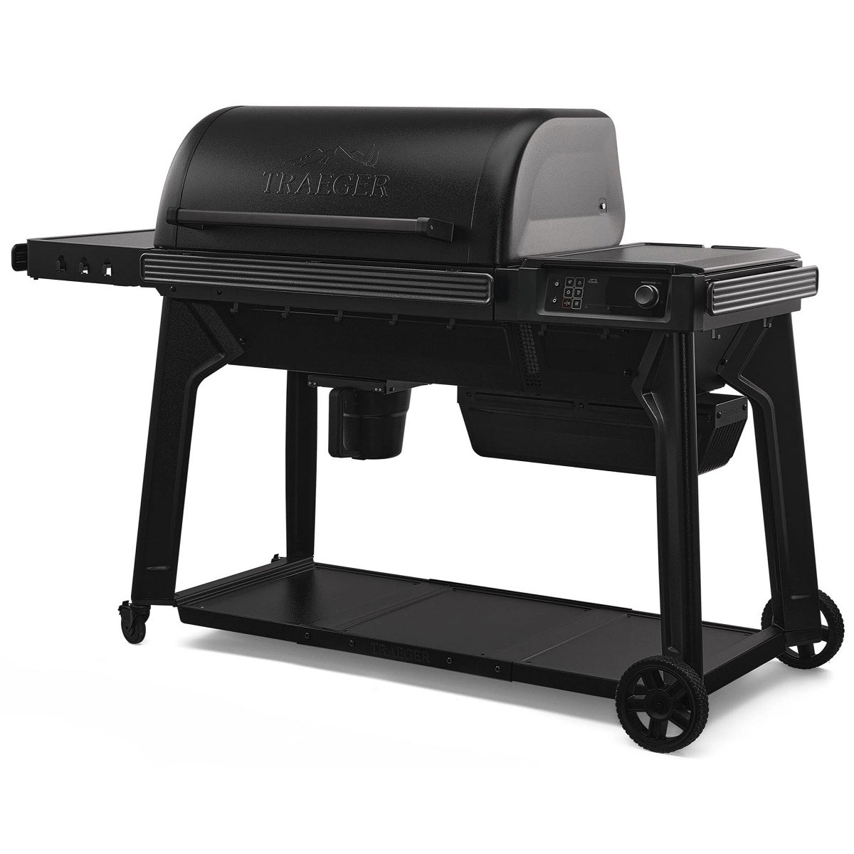 En Traeger Woodridge Pro (Forhåndsbestilling) pelletsgrill i svart med digital styring, WiFIRE-teknologi, sidehyller og hjul vises på en hvit bakgrunn.