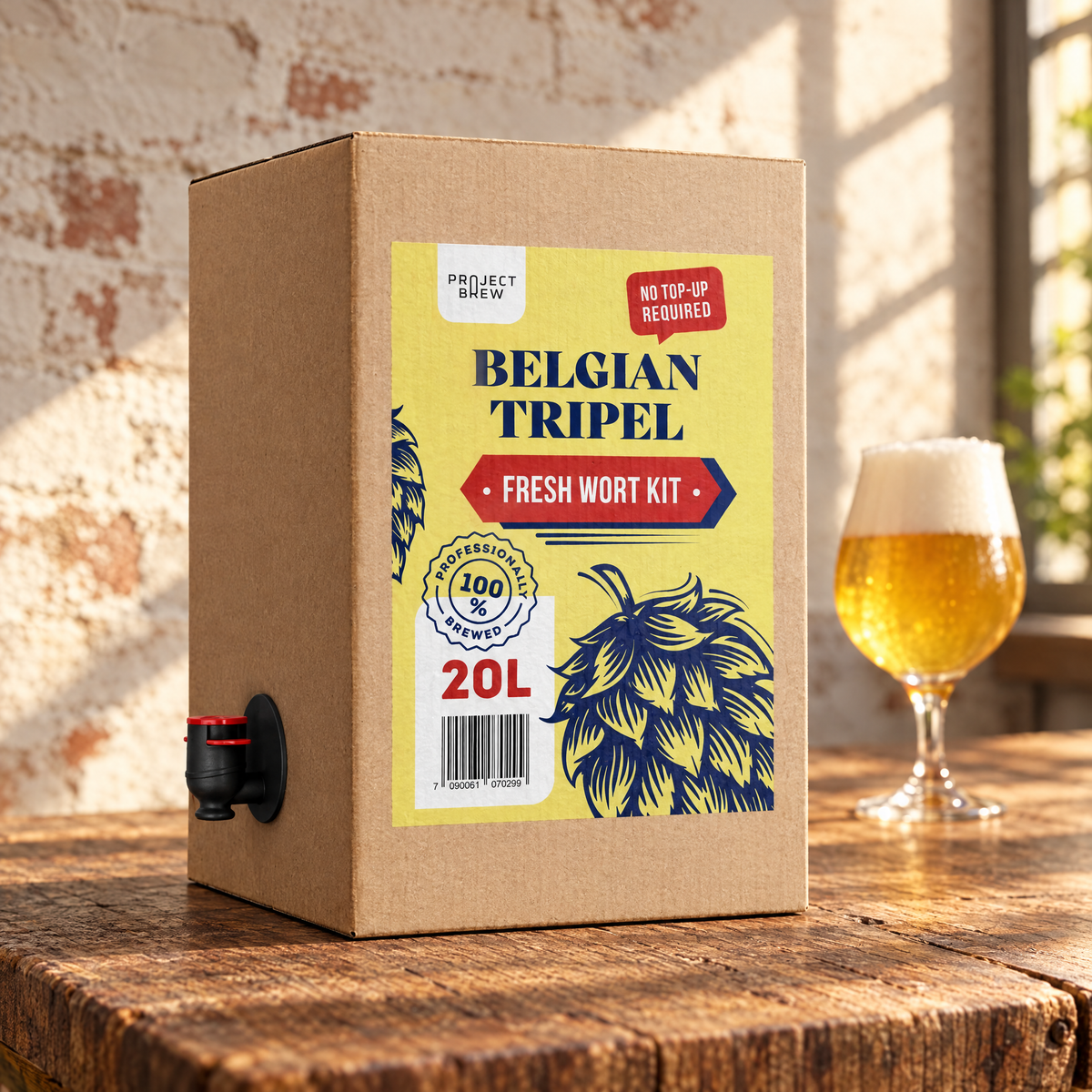 Belgian Tripel - 20L Fresh Wort Kit på et gammelt eikebord foran en hvitkalket teglvegg i ettermiddagssol, med et tulipanglass lys gyllen tripel i bakgrunnen