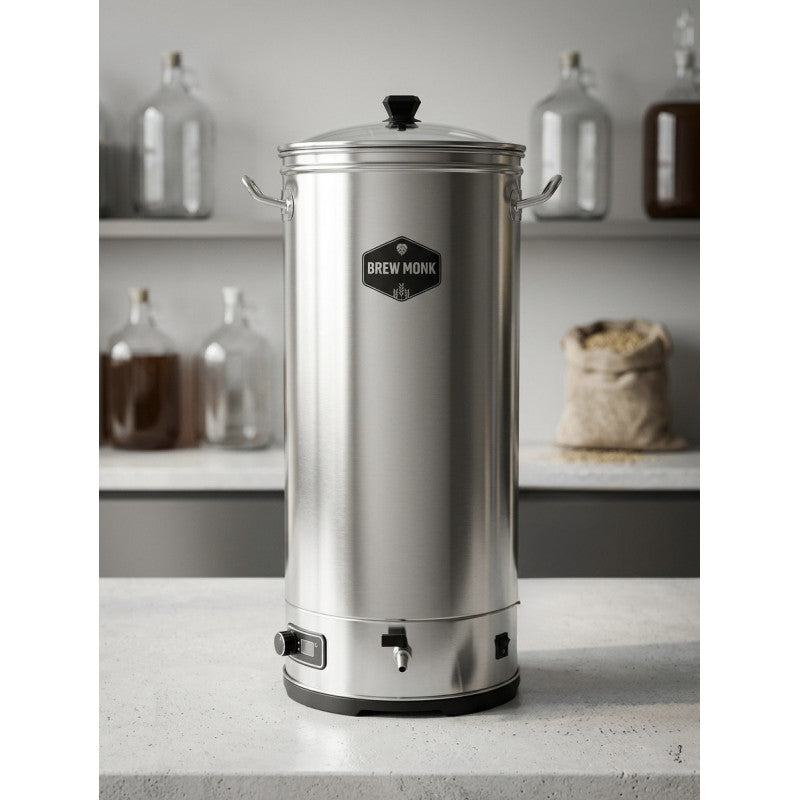 Brew Monk S40 Skyllevannsvarmer med integrert pumpe, laget av rustfritt stål med lokk og håndtak, står på en benkeplate – ideell for hjemmebrygging. I bakgrunnen ser man glasskrukker og en sekk på hyllene.