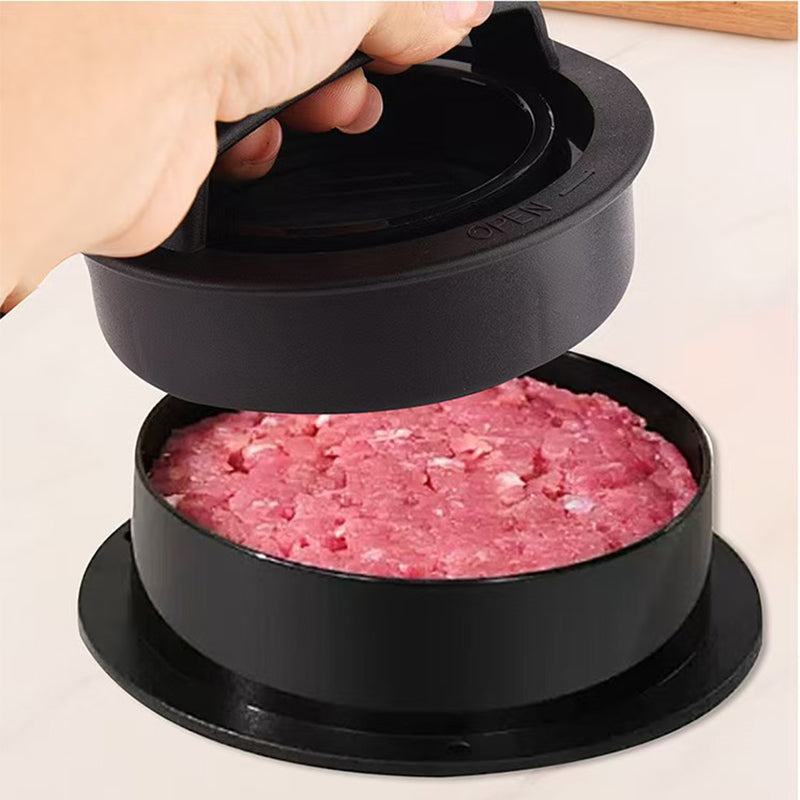 En hånd bruker «Non-Stick Burger Press» – hamburgerpressen – til å forme rått kjøttdeig til en hamburgerpatty på en lys overflate.