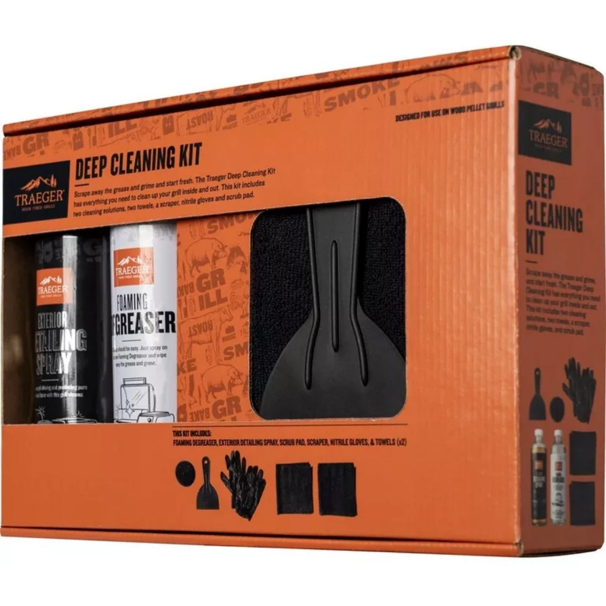 Traeger Grill Deep Cleaning Kit-esken inneholder rengjøringsspray, avfettingsmiddel, skurepute, skrape, nitrilhansker og håndkle i et gjennomsiktig vindu - ideelt for komplett vedlikehold av grillen.