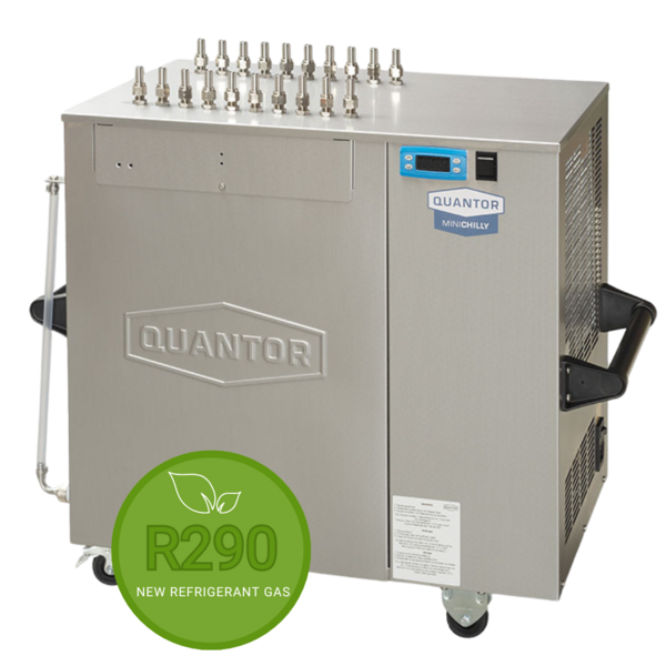 Quantor MiniChilly 17 SB-kompatibel glykolkjøler 1,7 kW (2,21 hk) (bestillingsvare) er en kjøleenhet i rustfritt stål med flere ventiler på toppen, hjul for enkel flytting, et digitalt display og en grønn etikett med opplysning om kjølemediet R290 på fronten. Denne glykolkjøleren er ideell som kjøleenhet for bryggerier og er kompatibel med MiniChilly 17 SB.