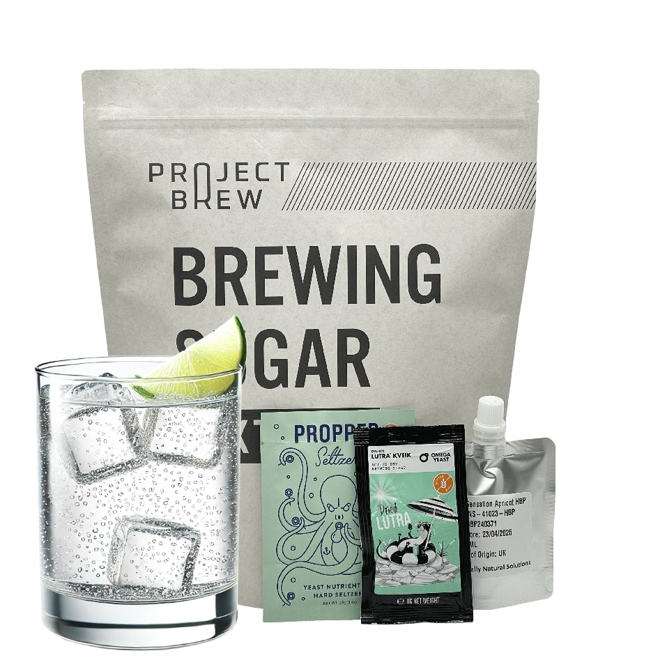 Project Brew 4-Day Hard Seltzer Kit - Apricot inneholder 2 kg sukker, seltersgjær, en pakke med gjærnæring, en pose med flytende tilsetningsstoffer og alt annet du trenger for å lage glitrende selters hjemme.