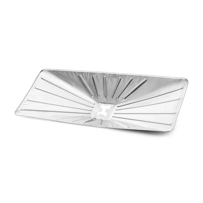 Napoleon Folieunderlag / Innlegg Alu til Prestige 500 Connected, en rektangulær engangs-dryppskål i aluminium med opphøyde linjer og et sentralt ventilasjonshull, vises på en hvit bakgrunn.