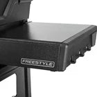 Nærbilde av den svarte sidehyllen med FREESTYLE-merket på Napoleon Freestyle 365, sort Gassgrill, som fremhever den kompakte gassgrillens design og rustfrie hovedbrennere.