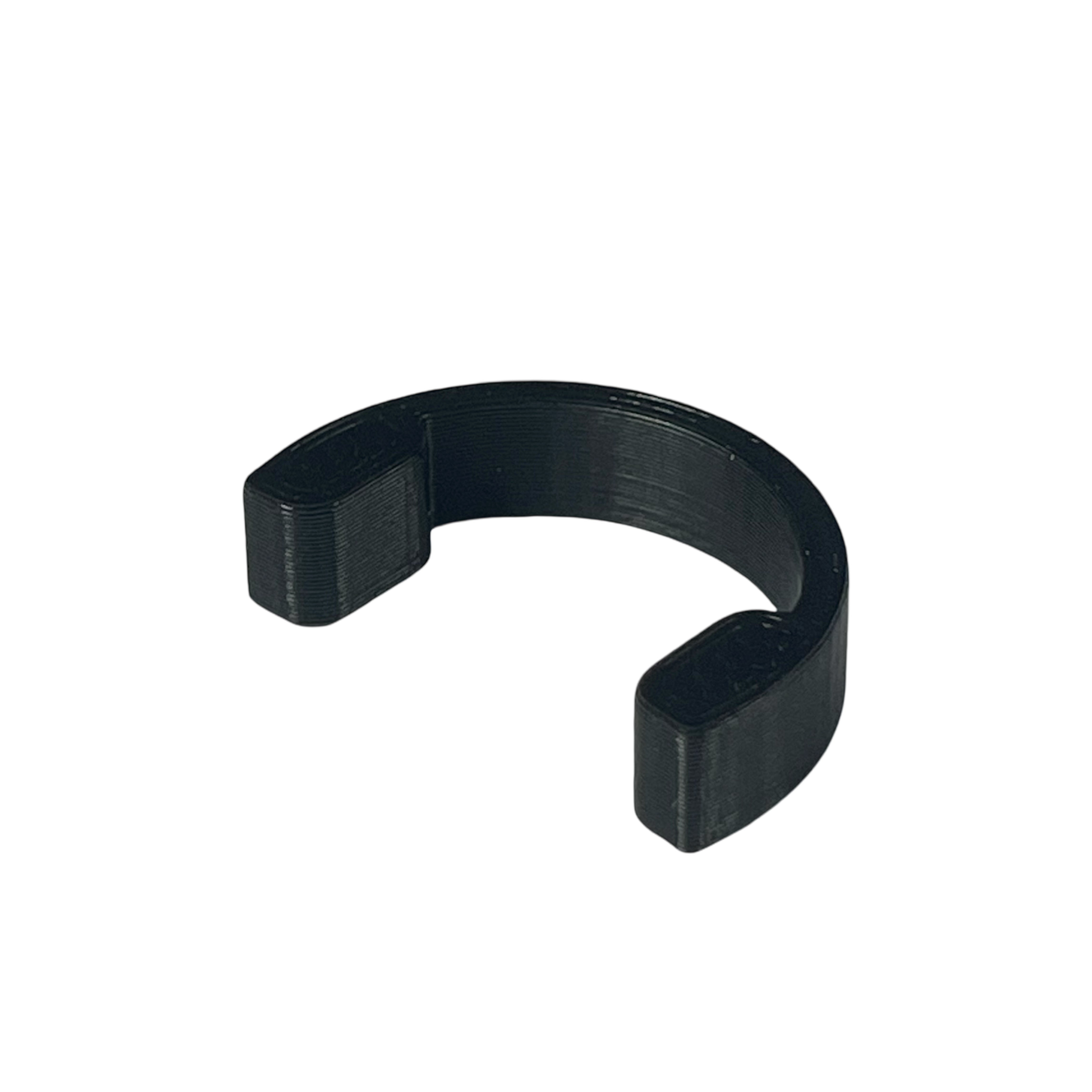 Fresh Wort Kit Dispense Clip - Black Edition er en C-formet klips i svart plast med flate ender, perfekt til å feste bag-in-box- eller Fresh Wort Kit-emballasje, vist på hvit bakgrunn.