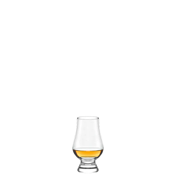 Et klart Glencairn Whisky Glass 190 ml fra Stölzle Lausits, fylt med en liten mengde ravfarget væske, sitter sentrert på en vanlig hvit bakgrunn og viser sitt elegante design.