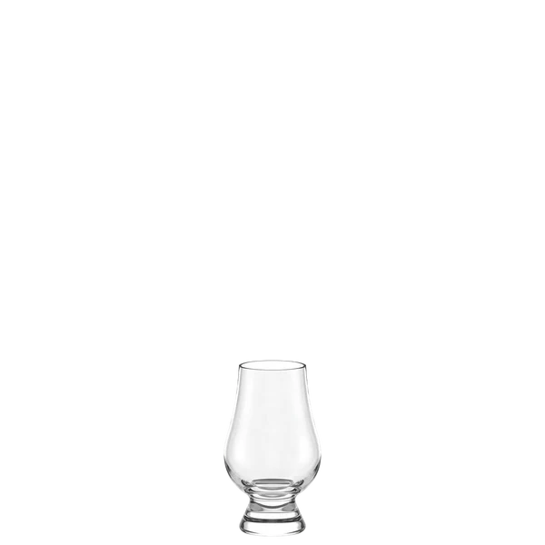 Et enkelt Glencairn Whisky Glass 190 ml fra Stölzle Lausitz 6-pakning er sentrert på en hvit bakgrunn, noe som fremhever elegansen i dette ikoniske whiskyglassdesignet.