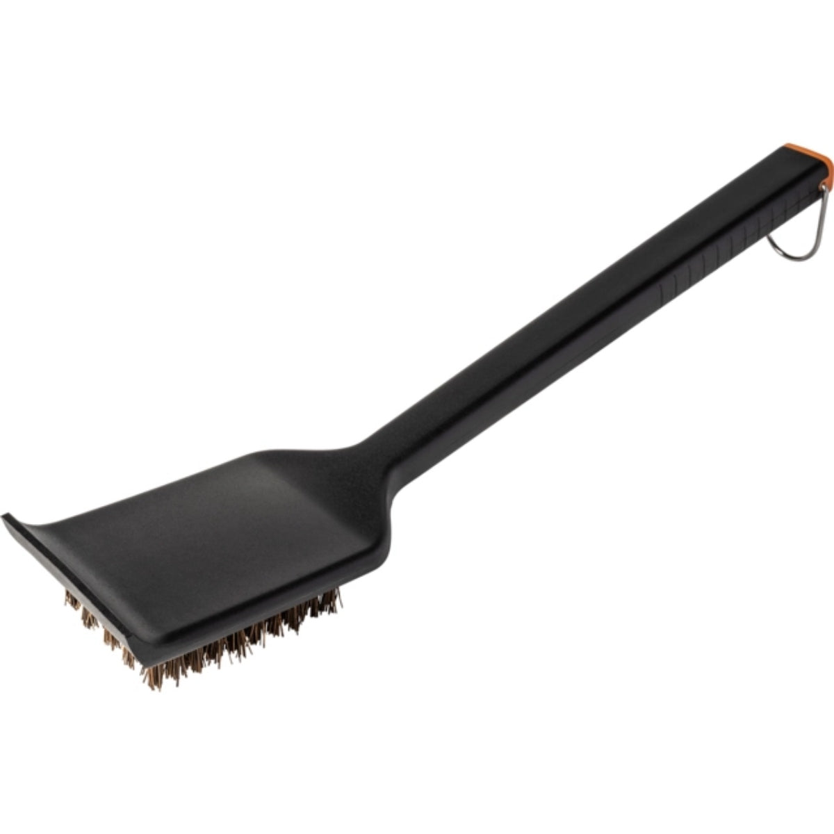 Traeger Hot n' Cold Grill Cleaning Brush er en svart børste med stålbørster, en flat metallskrape, et langt håndtak og en metallsløyfe for oppheng - perfekt for å holde grillen skinnende ren under grillrengjøring.
