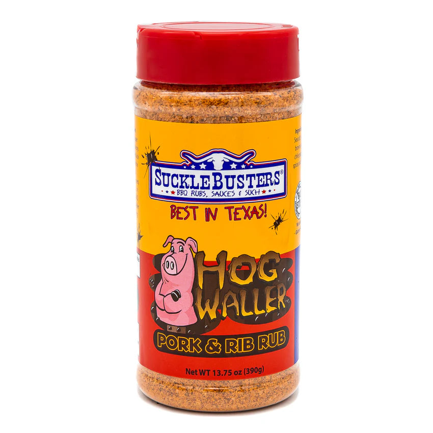 En 390 g-beholder med «Sucklebusters Hog Waller Pork Rub», med en tegneseriegris på en gul og rød etikett. Denne smakfulle BBQ-krydderblandingen er perfekt til «pulled pork» eller til å gi ekstra smak til dine favorittretter med svinekjøtt.