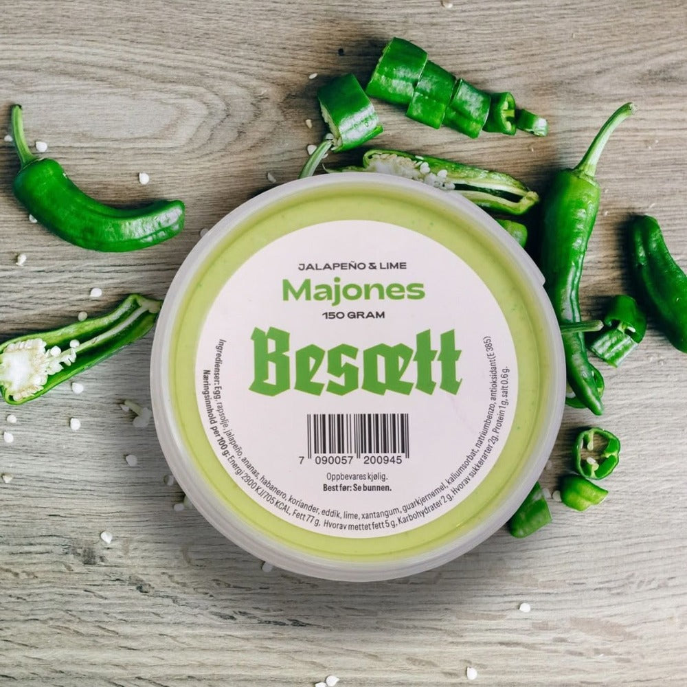 Besætt Jalapeño & Lime Majones 150 g på trebord med ferske jalapeños