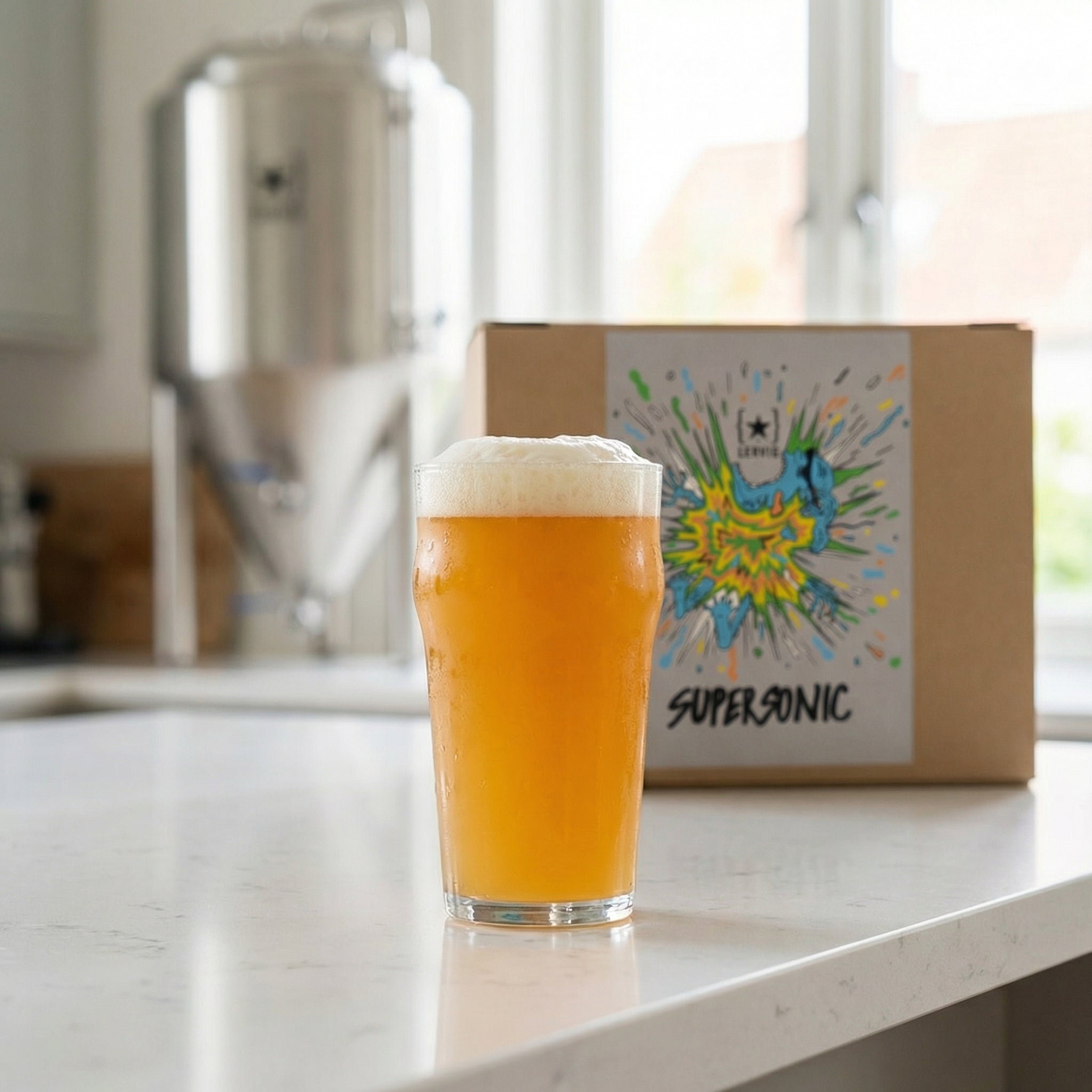 En halvliter disig Lervig Supersonic Double Dry-Hopped DIPA - allgrain ølsett med skummende skumglobe står på en hvit disk, og bak den skimtes produktets pappeske og en bryggetank av metall.