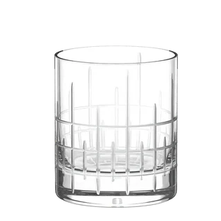 Whisky O.F. MANHATTAN - Whiskyglass 320 ml 6 stk fra Stölzle Lausits har et geometrisk etset design, inspirert av de elegante whiskyglassene fra Manhattan, mot en vanlig hvit bakgrunn.