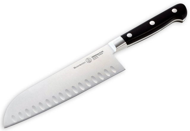 En Santoku-kniv i rustfritt stål med svart håndtak og sølvfargede nagler, med en rekke ovale fordypninger langs bladet – denne Meridian Elite 18 cm Kullenschliff Santoku japansk kokkekniv fra Messermeister er utviklet for presisjon og komfort i kjøkkenet ditt.