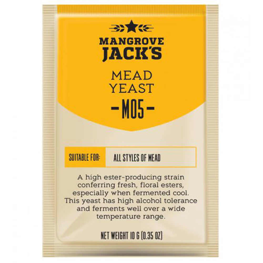 En 10 g-pakke med Mangrove Jack's Mead Yeast M05, som er verdsatt for sin høye alkoholtoleranse og allsidighet på tvers av alle mjødstiler, med produktinformasjon og beskrivelse på forsiden.