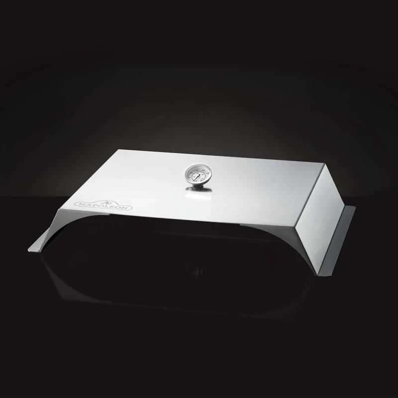 Napoleon Pizza innsats til gassgrill, en rektangulær ovnshette i rustfritt stål med innebygd termometer, er perfekt til pizza på gassgrill og vises på en svart bakgrunn.