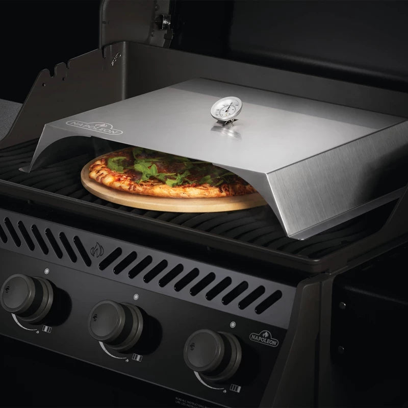 Perfekt hjemmelaget pizza lages enkelt med Napoleon Pizza innsats til gassgrill, som plasseres i en rustfri pizzainnretning på grillen - kontroller knottende for optimal steking.