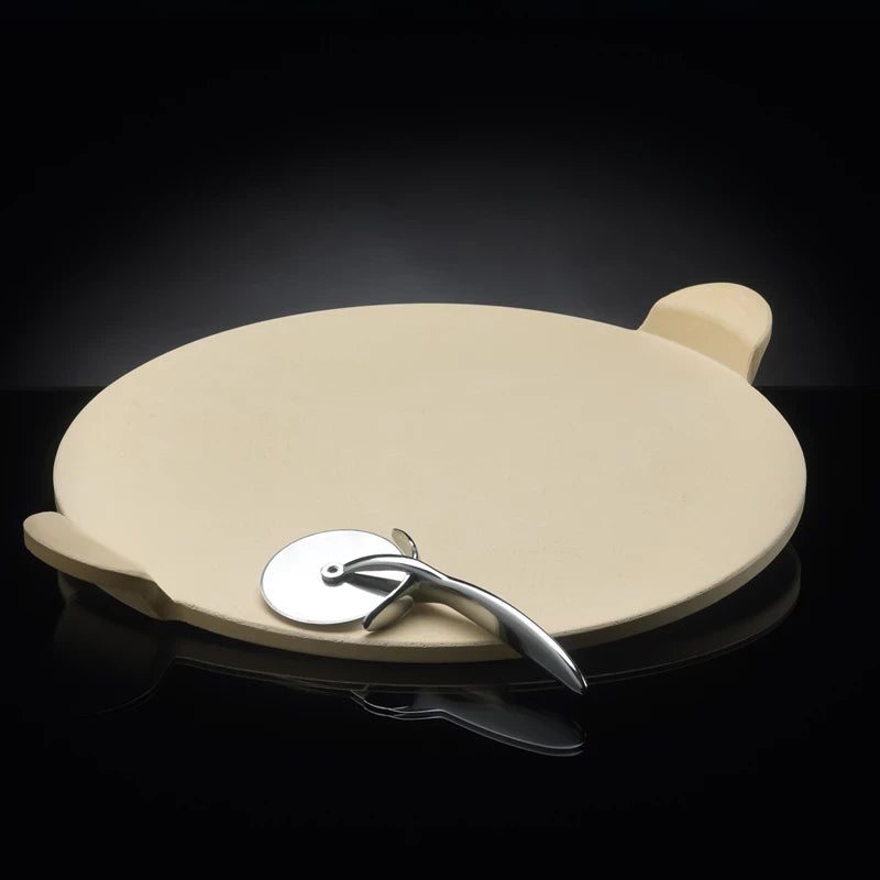 Napoleon PRO Pizzastein med pizzahjul: En rund beige kordieritt-pizzastein med to håndtak og et metallpizzahjul - perfekt for å oppnå sprø pizzabunn hver gang.