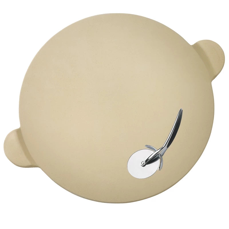 Napoleon PRO Pizzastein med pizzahjul er en beige, rund kordierittstein med sidehåndtak, vist ovenfra med en pizzaskjærer i metall - ideell for å lage en sprø pizzabunn hver gang.