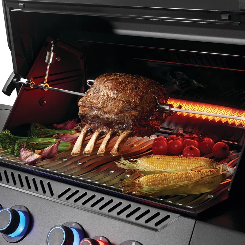 Napoleon Prestige® 500 Phantom™ Connected-grillen tilbereder rotisseristek, maiskolber, tomater, løk og bladgrønnsaker under det kraftige varmeelementet og har et digitalt LCD-display.