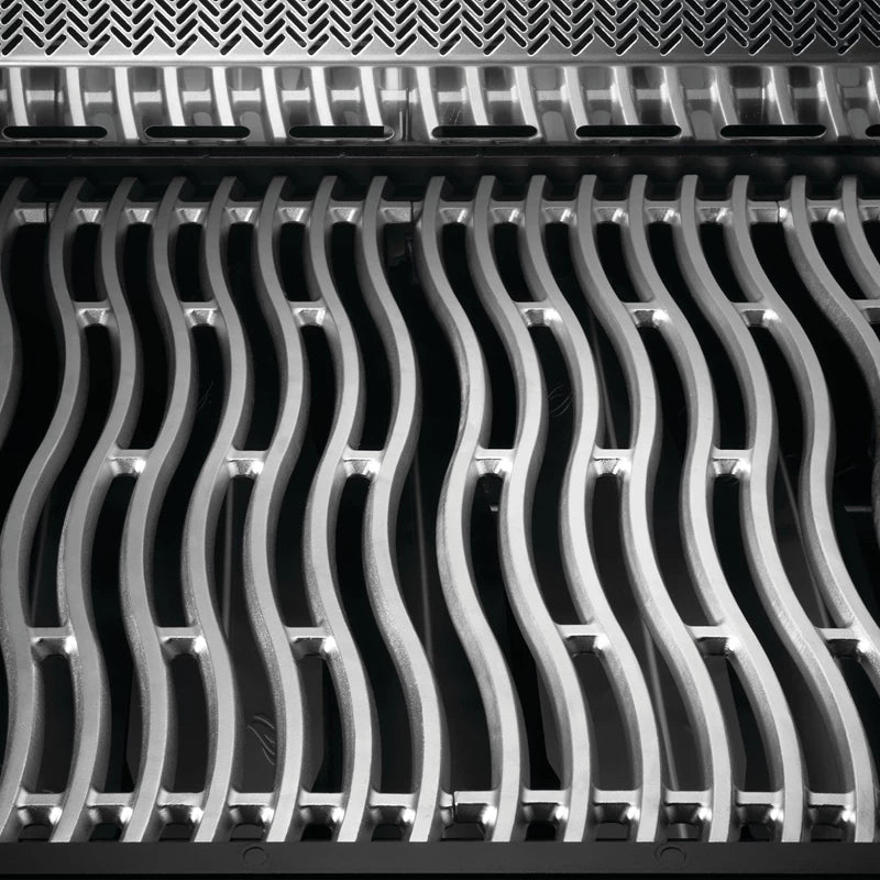 Nærbilde av bølgete grillstenger i metall under et perforert, mønstret panel, inspirert av den førsteklasses designen på Napoleon Prestige® 500 Phantom™ Connected (Bestillingsvare).