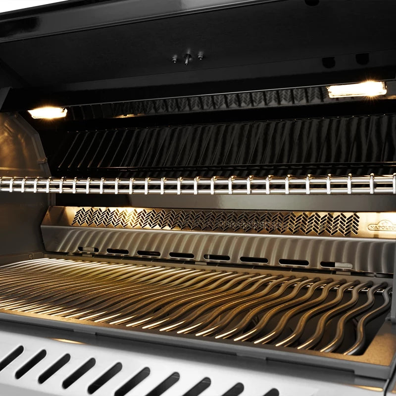 Nærbilde av Napoleon Prestige PRO™ 500 Connected, rustfritt stål/svart, som viser metallristene, varmehyllen, innebygde lys for grillområdet og den kraftige infrarøde SIZZLE ZONE for perfekt steking.