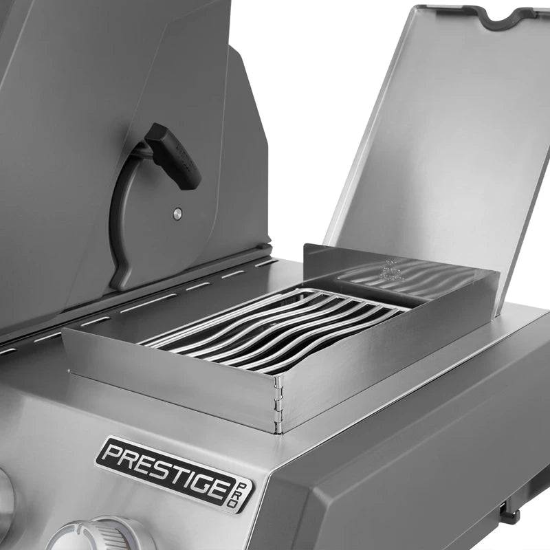 Nærbilde av en Napoleon Prestige PRO™ 500 Connected-grill i rustfritt stål/svart (bestillingsvare) med åpen infrarød SIZZLE ZONE-sidebrenner, som fremhever grillristene med logo og betjeningsknappene.