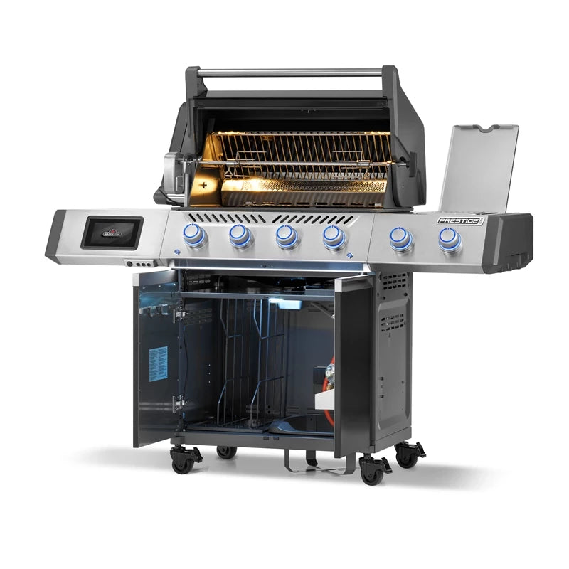 Napoleon Prestige PRO™ 500 Connected, rustfritt stål/svart (bestillingsvare), har seks betjeningsbrytere, to skapdører og et åpent lokk som gir utsikt til grillristene, varmeelementene og den kraftige infrarøde SIZZLE ZONE for perfekt grilling.