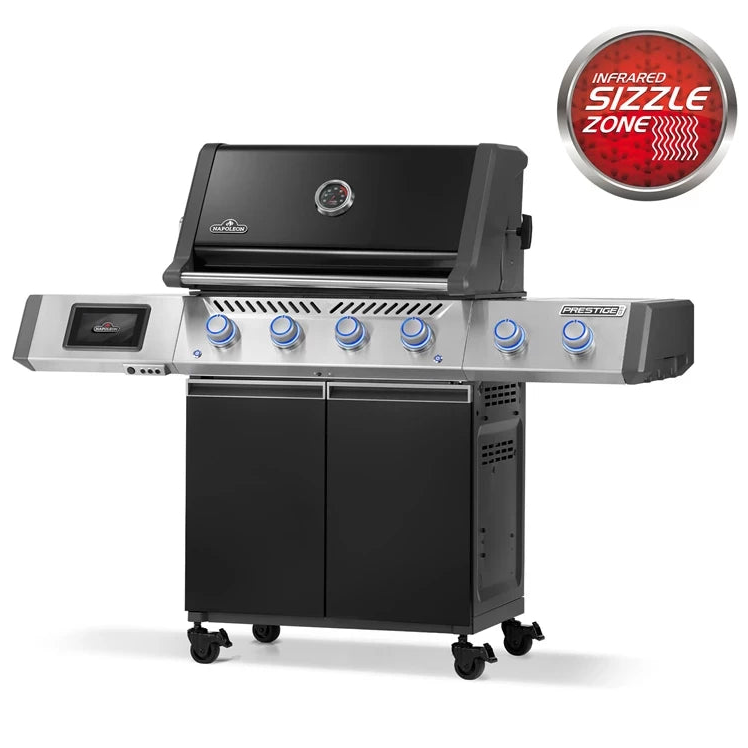 Opplev den luksuriøse Napoleon Prestige PRO™ 500 Connected i rustfritt stål og svart, med seks blåbelyste knapper, lukket lokk, sidebrenner, oppbevaringsskap og en infrarød SIZZLE ZONE-merking øverst i høyre hjørne.