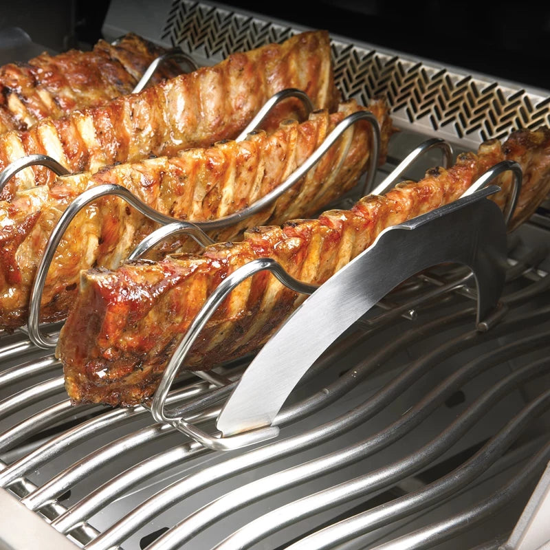 Napoleon PRO spareribs- og stekestativ holder flere ribbeholdere oppreist og er dermed et uunnværlig grilltilbehør til enhver grillfest.