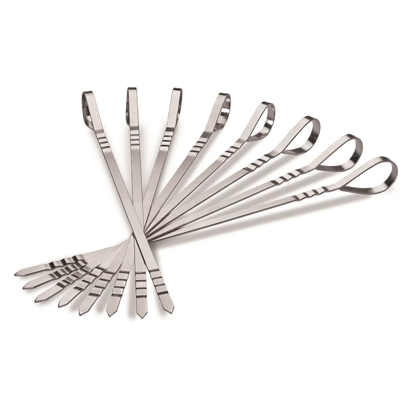 Ni Napoleon Shashlik-grillspyd i rustfritt stål, alle med flate, sløyfeformede håndtak, er spredt ut på en hvit bakgrunn.