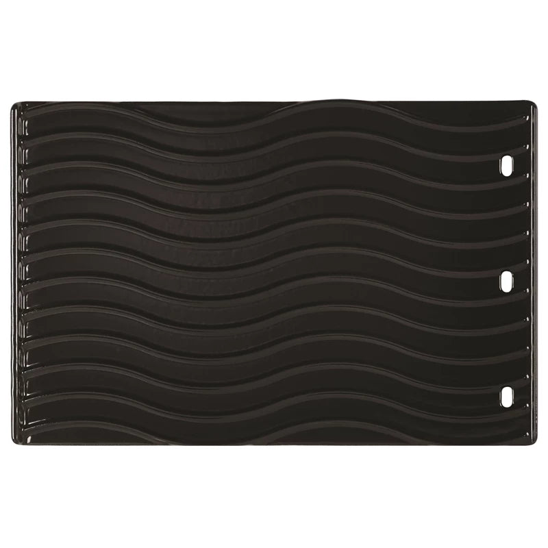Napoleon Stekeplate er en svart, rektangulær stekeplate i støpejern med opphøyde bølgelinjer og fire ovale hull på høyre kant.