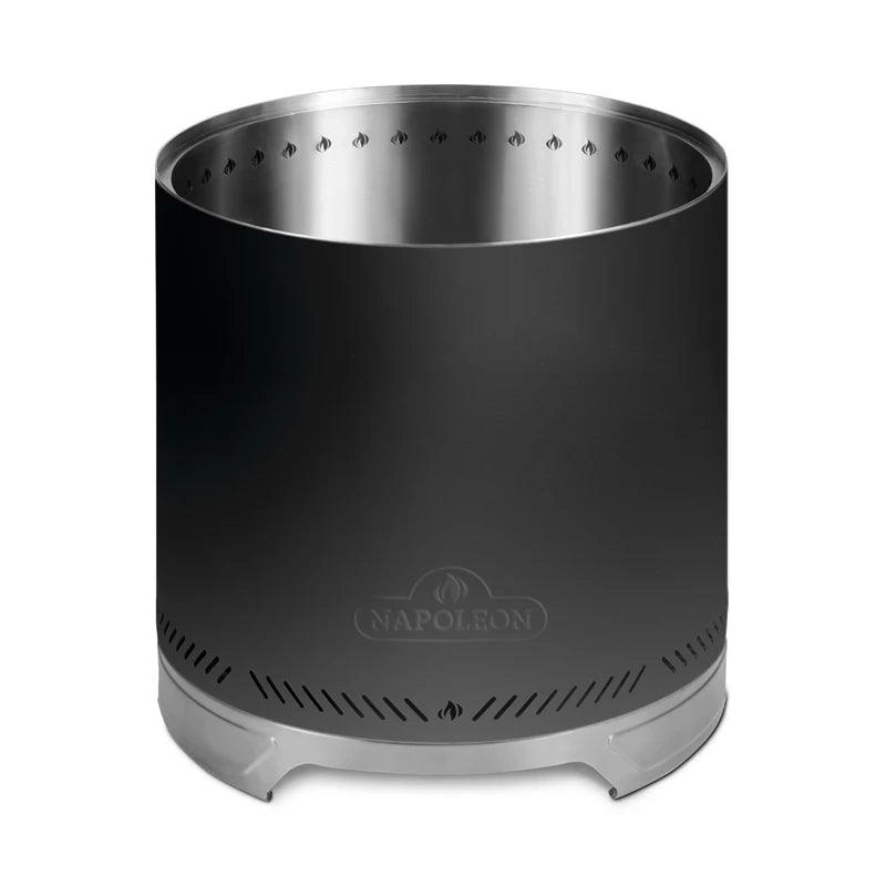 Sort og sølvfarget, sylindrisk, bærbar bålfat med ventilasjonshull og Napoleon-logo på forsiden, utstyrt med en dobbel forbrenningssone for redusert røyk – opplev håndverket bak Napoleon Timberwolf 47 cm Phantom Bålfat uansett hvor du befinner deg.