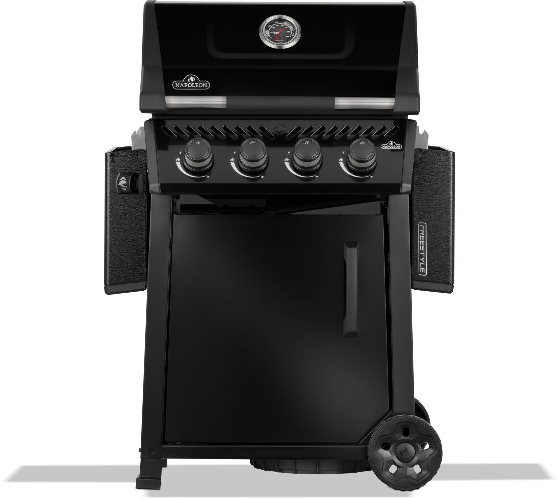 Napoleon Freestyle 425 Gassgrill, vist på en hvit bakgrunn, har fire betjeningsknapper, temperaturmåler på lokket, sidehyller og hjul for enkel forflytning.