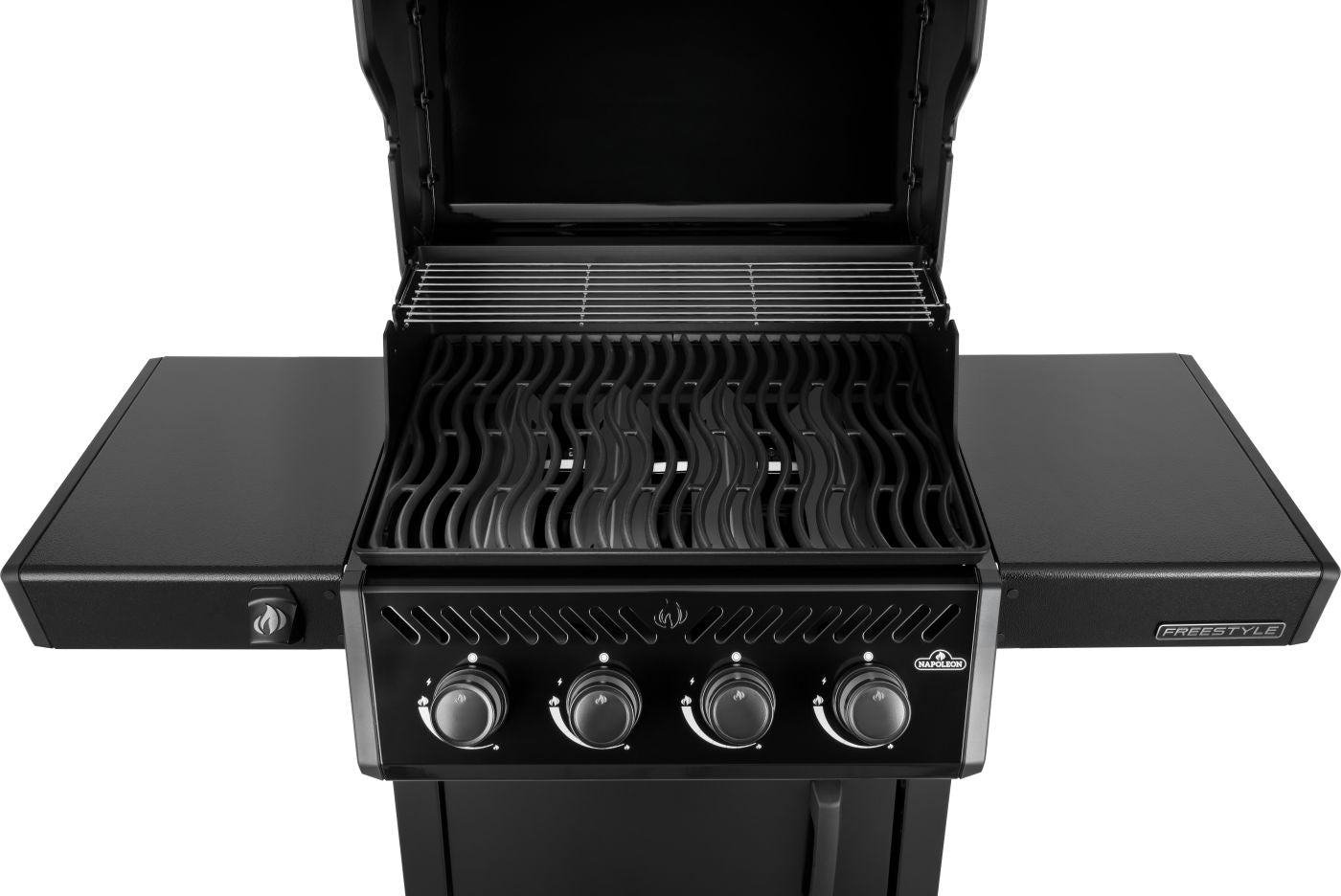 Napoleon Freestyle 425 Gassgrill er en svart propangrill med fire betjeningsknapper, sidehyller, et åpent lokk som viser grillrister i metall og et varmestativ.