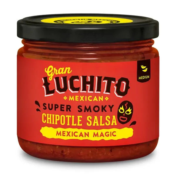 Et 330 ml glass Gran Luchito Chipotle Salsa med en rød og gul etikett med påskriften "Mexican Magic", med meksikansk salsasmak og merket som middels sterk.