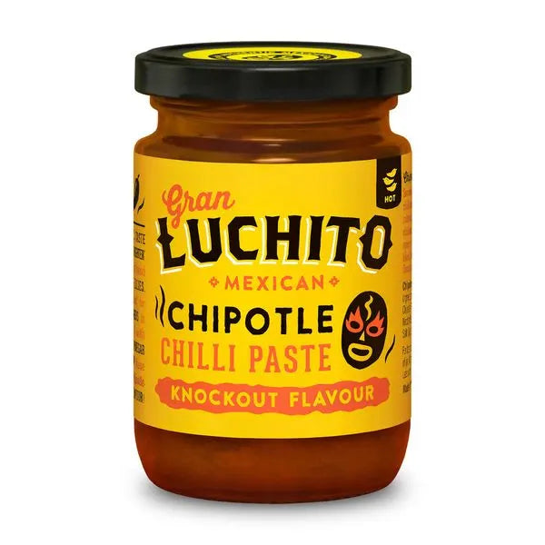 Gran Luchito Smoky Chili Paste 100 g kommer i en gulmerket krukke med svart lokk og maskeillustrasjon. Denne autentiske meksikanske pastaen gir en sterk, røykfylt hete til rettene dine.