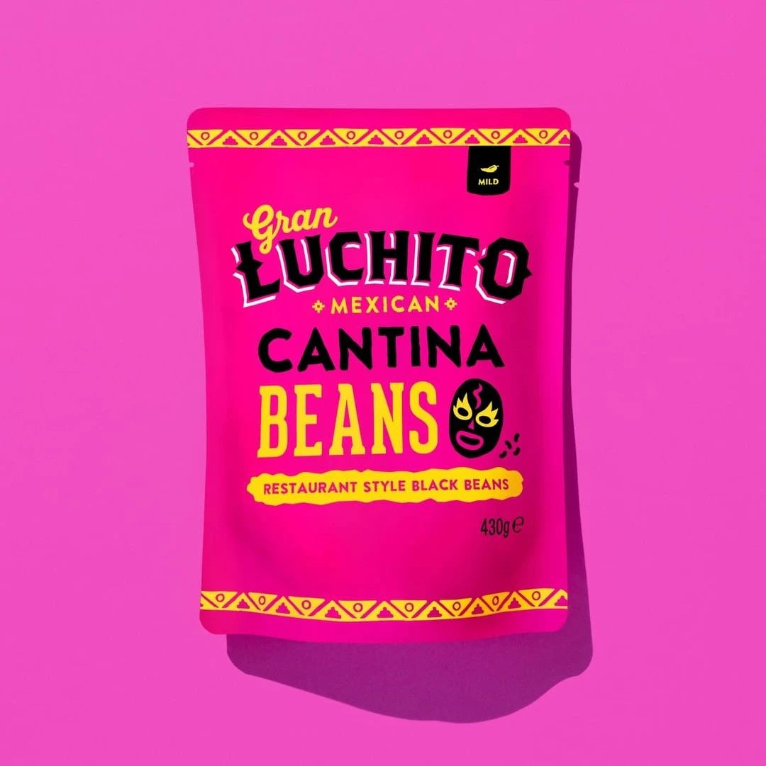 En 430 g rosa pose med Gran Luchito Cantina Beans har gul og svart tekst på rosa bakgrunn, og fremhever Restaurant Style svarte bønner-ideal som meksikansk tilbehør.
