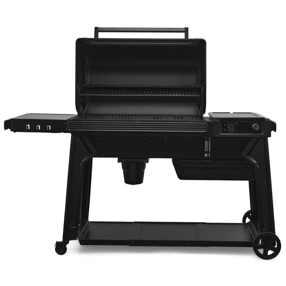 En svart Traeger Woodridge Pro (Forhåndsbestilling) pelletsgrill med åpent lokk, sidehyller, kontrollpanel, WiFIRE-teknologi og hjul for enkel mobilitet.