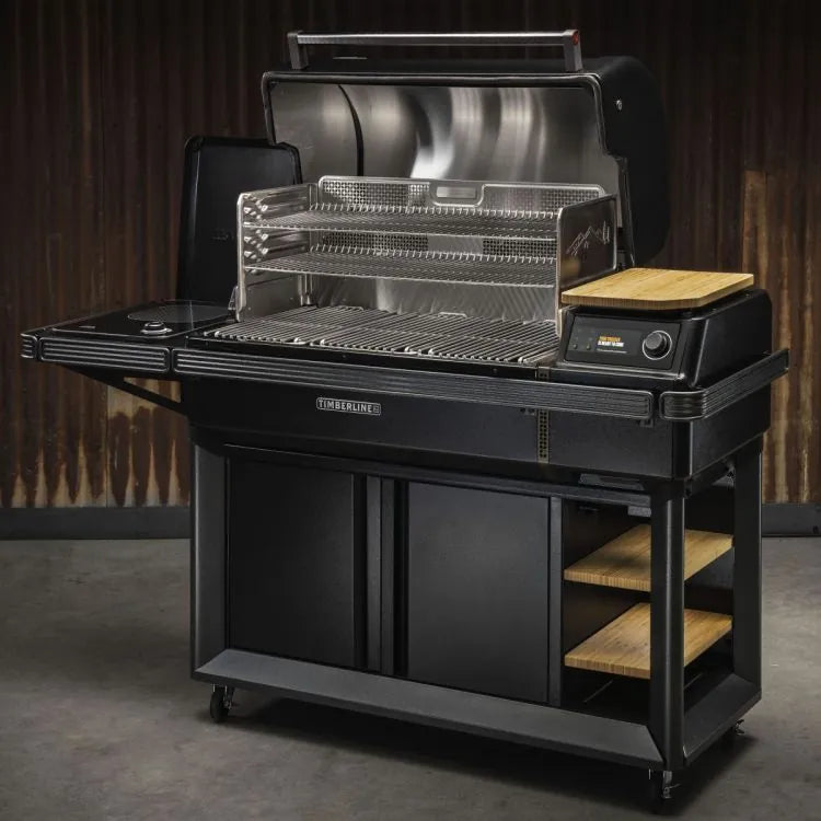 Traeger Timberline XL pelletsgrill har et romslig kokeområde i rustfritt stål, åpent lokk, sidehyller i tre og praktiske oppbevaringsskap - ideelt for utendørs matlaging mot et mørkt bakteppe.