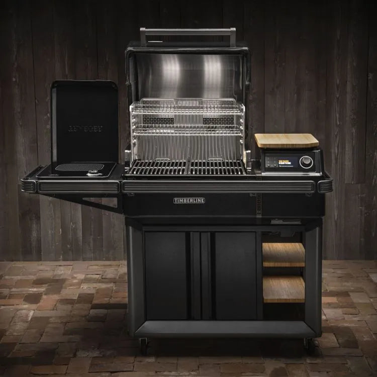 Traeger Timberline L pelletsgrill har flere stativer, en sidebrenner, en sidehylle i tre og et digitalt display - plassert mot en mørk trebakgrunn på en mursteinsbelagt uteplass - ideelt for utendørs matlagingsentusiaster.