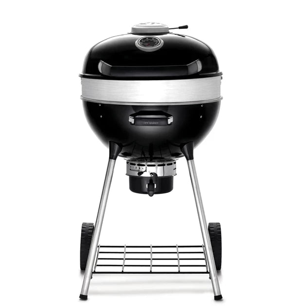 Napoleon PRO22 Kulegrill 57 cm er en svart kullgrill med lokktermometer, to hjul, nedre oppbevaringshylle og en sølvfarget askefanger, som vises mot en hvit bakgrunn.