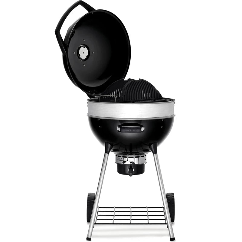 Napoleon PRO22 Kulegrill 57 cm i svart, med rund kropp, åpent lokk, hjulben og en nedre risthylle, sett forfra.