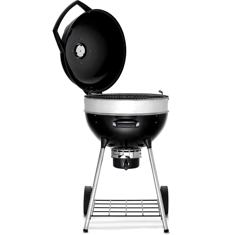Napoleon PRO22 Kulegrill 57 cm med åpent lokk har en rund kokeflate, solide metallben på hjul og et nedre oppbevaringsstativ.