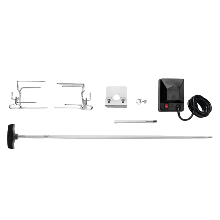 Rotisserisett i Rustfritt Stål til Napoleon Rogue og Freestyle: Leveres med grillspyd, to kjøttgafler, monteringsbrakett, elektrisk motor med ledning og smådeler - alt avbildet på hvit bakgrunn.